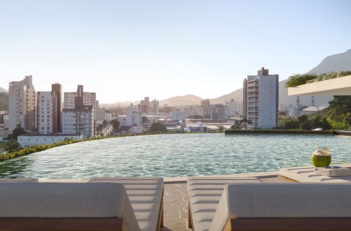 Piscina externa - borda infinita e vista da cidade